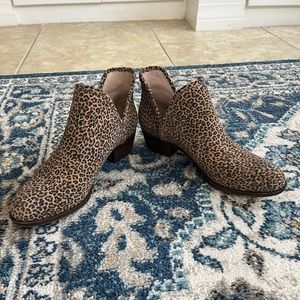 Lucky Brand leopard print ankle booties in size 8.